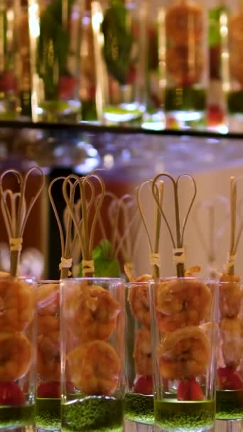 Buffet Snacks Langen Glasgläsern Caprice Salat Mit Pesto Sauce Garnelen — Stockvideo