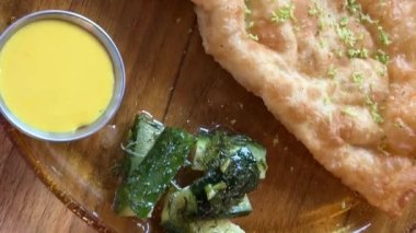 Fast food cheburek ve cheeseburger için üç patates kızartması çay fincanı, çeşitli soslar ve güzel yeşil yemekler. Zengin için pahalı