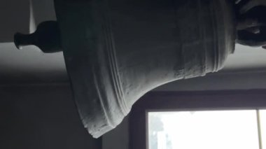 Antika çan kilisesi çanı, aşağıdan çekilen fotoğraf. Bell bir yandan bir yana hareket ediyor. Yüksek kalite 4k görüntü
