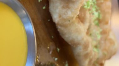 Fast food cheburek ve cheeseburger için üç patates kızartması çay fincanı, çeşitli soslar ve güzel yeşil yemekler. Zengin için pahalı