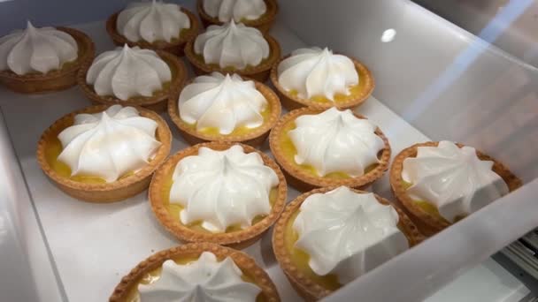 Cupcakes Mit Weißer Sahne Bäckereikonzept Muffins Zum Feiern Dolly Erschossen — Stockvideo