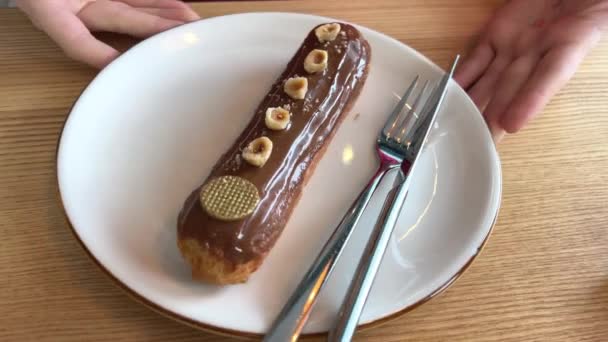 Französisches Dessert Eclair Mit Dunkler Schokoladenglasur Schokoladenglasur Tropft Von Löffel — Stockvideo
