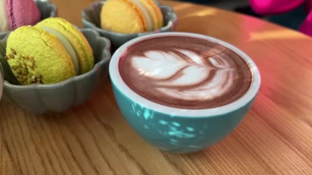 Sıcak Çikolata Sütü Bir Fincan Kahveye Makarona Ağır Çekimde Dökülür — Stok video