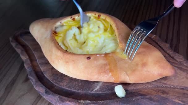 Mão Misturando Ingredientes Adjarian Khachapuri Com Garfo Restaurante Torta Pão — Vídeo de Stock