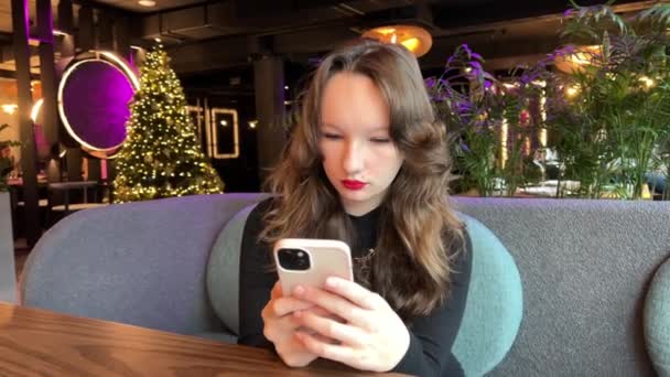 Jonge Vrouw Houdt Handen Smartphone Glimlachende Gelukkige Vrouw Ontvangt Brieven — Stockvideo