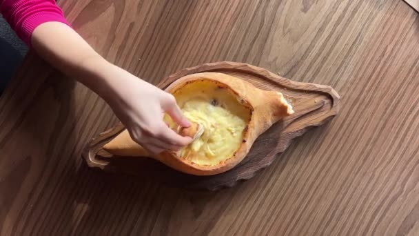 Жіноча Рука Змішування Інгредієнтів Аджарського Хачапурі Виделкою Хачапурі Відкритий Хліб — стокове відео