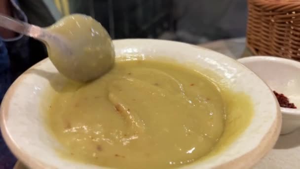 Vista Superior Deliciosa Sopa Fresca Crema Brócoli Con Semillas Sésamo — Vídeo de stock
