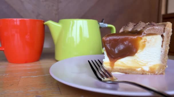 Deliziosa Colazione Con Caffè Croissant Freschi Fetta Frutta Arancione Sul — Video Stock