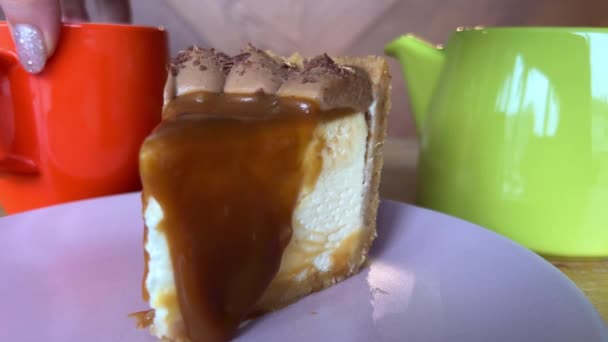 Heerlijke Zelfgemaakte Cheesecake Bekroond Met Karamel Een Roze Achtergrond Hoge — Stockvideo