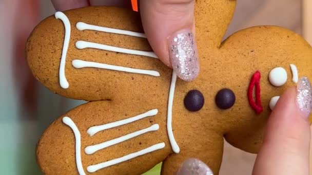 Gingerbread Man Dárek Vánocům Lahodné Sušenky Vyndat Obalu Tanec Krásná — Stock video