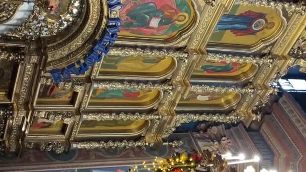 Orthodoxe Kirche Inneren Heiligabend Dekorationen Weihnachtsbaumkerzen Schöne Ikonen Geburt Jesu — Stockvideo
