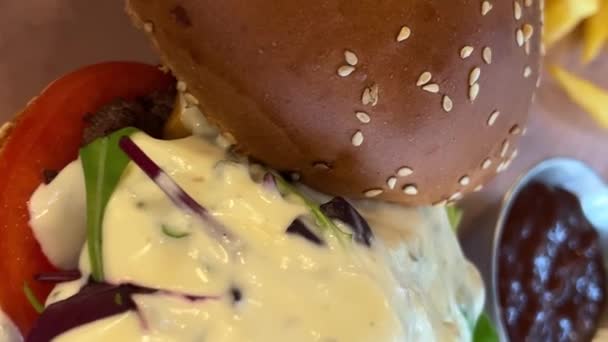 Encomendado Hambúrguer Fast Food Batatas Fritas Com Cerveja Restaurante Hambúrguer — Vídeo de Stock