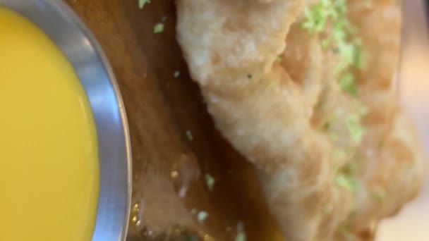 Gyorsétterem Cheburek Sajtburger Vacsora Három Sült Krumpli Teáscsésze Asztalon Egy — Stock videók