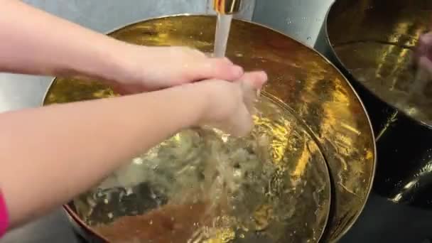 4K视频 白人妇女用金黄色金属水池中的天然柠檬肥皂洗手 豪华浴室 卫生视频 洗手用的金盆 — 图库视频影像