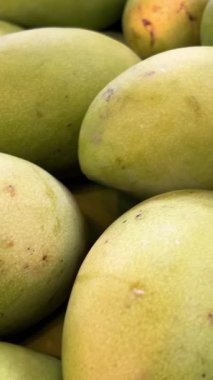 Meyve ve sebzeler köy tezgahında. Marketteki kırsal kesimlere yerleştirilmiş taze meyve ve sebzeler. Yeşil ve sarı mango ve mangosen sepetinde. Yüksek kalite 4k görüntü