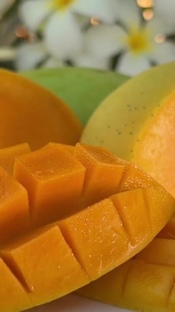 白い背景に回転するマンゴーのフルーツをパイプします 新鮮なジューシーな熱帯マンゴー 健康的な甘いデザート ビーガンフードのクローズアップ 白い背景に孤立した 高品質の4K映像 — ストック動画