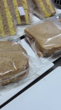 Atıştırmalık bir şeyler almak için havaalanında porsiyon halinde salata. Sandviç ve kekler, her biri hazır plastik torbaya konur, yenebilir.