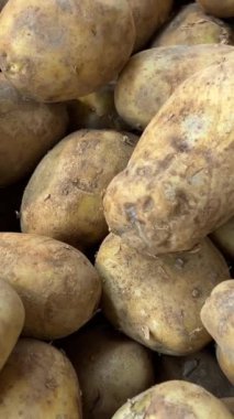 Pikabın üzerinde patates, sebzeler ve sebzeler Vietnam 'daki bir süpermarkette ya da markette tezgahın üzerinde.