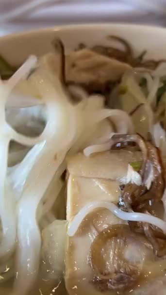 ビーフノードルスープラミエン中華麺はグレーで調理しました 麺は作るときに引っ張られる 高品質の4K映像 — ストック動画