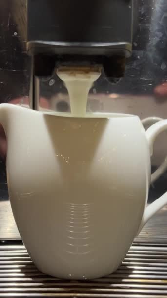 Gießen Stream Milch Eine Tasse Espresso Eine Tasse Latte Kaffeemaschine — Stockvideo