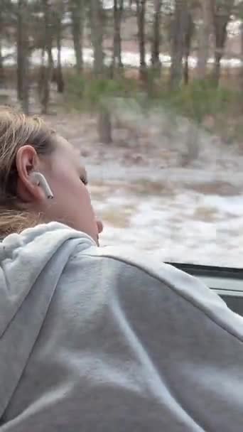 Jízda Autobusem Spaní Silnici Poslouchání Hudby Sluchátkách Mladá Dívka Šedém — Stock video