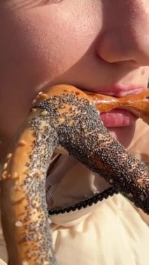 Macar ve Romen geleneksel Noel ekmeği, baca keki, kurtos Alman ve Macar tatlı spesiyali Romanya Bükreş Bir kız kışın sokakta Romen hamur işi yiyor