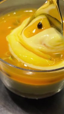Tatlı. Mango Panna cotta, tutku meyvesi, kumkat ve nane, İtalyan tatlısı, koyu siyah arka planda ev yapımı rotasyon. Yogrut tutku meyvesi.