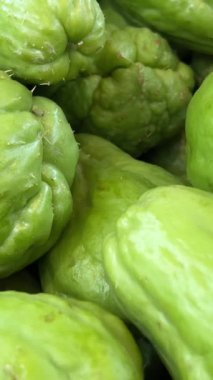 Taze sebzeler Chayote. Chuchu. Vietnam 'da bir süpermarkette ya da markette sebze ve meyve tezgahında 4K kaliteli görüntüler var.