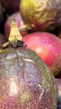 Çarkıfelek meyvesi, 4 bin dolarlık kaliteli video kamera. Vietnam 'da bir süpermarkette ya da markette tezgahın üzerinde sebze ve meyve var.