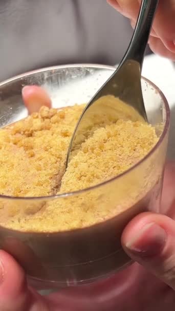 Vrouwelijke Hand Snijden Karamel Mousse Cake Karameltaart Mousse Dessert Een — Stockvideo