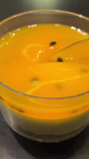 Serveert Pot Heerlijke Tropische Mango Smoothie Met Bamboe Drinkstro Blauwe — Stockvideo