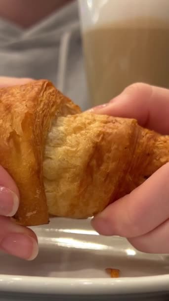 Ženské Ruce Lámou Francouzský Croissant Kavárně Vysoce Kvalitní Záběry — Stock video