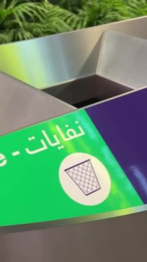 Bir alışveriş merkezinde atık toplamak için metal kaplar. Atık toplamayı ayır. Ayrı atık toplama çevreyi korumaya ve çevre kirliliğini azaltmaya yardımcı olur. Yüksek kalite