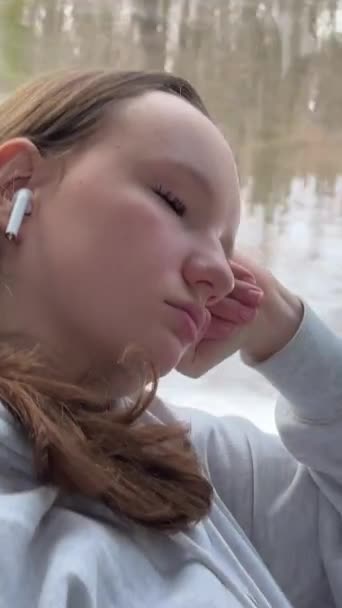 Ιππασία Ένα Λεωφορείο Κοιμάται Στο Δρόμο Ακούγοντας Μουσική Ακουστικά Ένα — Αρχείο Βίντεο