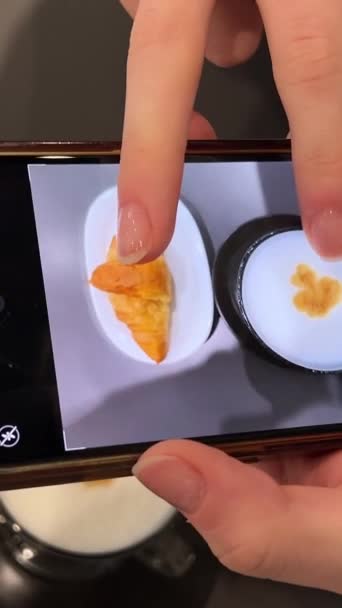 Női Kezek Kávét Croissant Filmeznek Telefonálgatnak Közösségi Oldalaknak Finom Ételeket — Stock videók