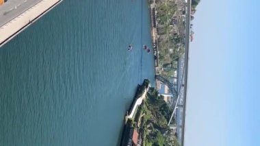 Porto, Portekiz. Porto, Portekiz 'in ünlü I. Luis Köprüsü ve Douro Nehri' nin dramatik günbatımında panoramik şehir manzarası. Yüksek kalite 4k görüntü