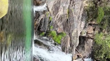 Şelalenin adı Cascata do Pincho veya cascata da ferida ma. Ankora Nehri 'ndeki muhteşem doğa, korsanlar ve seyahatlerle ilgili bir filmin oranına benzer. Yüksek kalite 4k görüntü