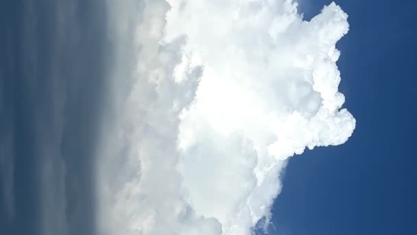 Der Blaue Himmel Mit Großen Weißen Wolken Wurde Vom Hohen — Stockvideo