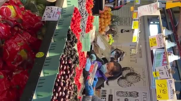 Kehidupan Sehari Hari Para Penjual Dan Pembeli Pasar Tertutup Ini — Stok Video