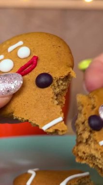 Zencefilli ekmeği farklı parçalara ayırmak hayatın sonu kavramını yok ediyor bayram kurabiyeleri bir kadının elinde. Noel 'in sonu