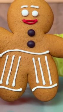 Zencefilli adam, meyveli kek ve kurabiyeli Noel yemeği ve yanıp sönen peri ışığı arkaplanlı ren geyiği süslemeleri, dolly shot 'ı kapatın. - Evet. Yüksek kalite