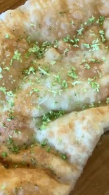 Ev hanımı chebureks yapıyor. Gürcü mutfağı. Aşçı etli turtalar hazırlıyor, hamur işleriyle uğraşıyor ve yakın çekim yapıyor. Yüksek kalite 4k görüntü