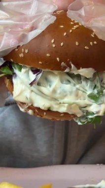 Eline duble burger alan birini yakından çek. Yüksek kalite 4k görüntü