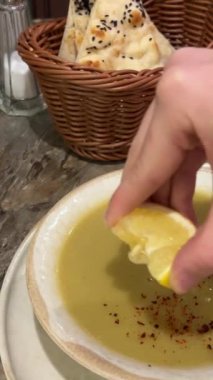 Limon suyu çorbası, limon suyu ekleyen ya da somon balığı ve dereotlu krema çorbası içen birinin yakın çekimi. Yüksek kalite