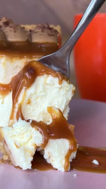 Cheesecake Tradicional Nova York Com Molho Caramelo Salgado Cobrindo Fundo — Vídeo de Stock