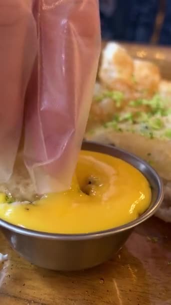 Délicieux Risoles Dans Assiette Avec Sauce Aux Arachides Plongée Pasties — Video