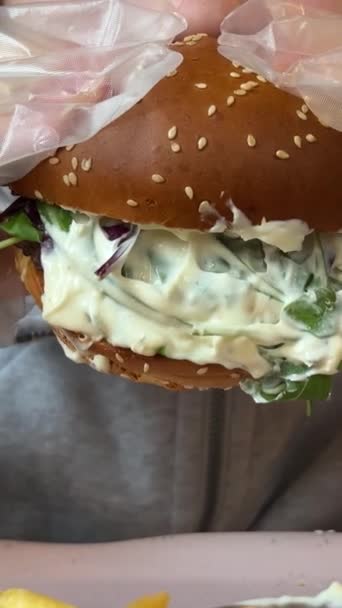 ダブルハンバーガーを手に入れた人の近くに 高品質の4K映像 — ストック動画