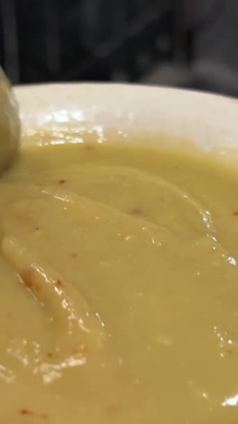 Widok Góry Świeże Pyszne Brokuły Zupa Kremowa Sezamem Nasiona Biała — Wideo stockowe