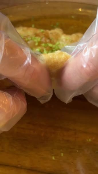 Ungesunde Ernährung Führt Fettleibigkeit Frauenhände Transparenten Einweghandschuhen Zerreißen Einem Restaurant — Stockvideo