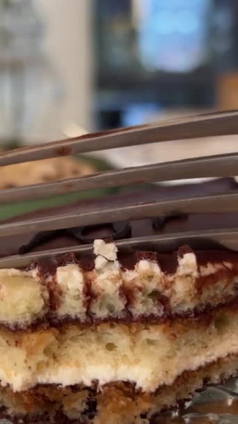 吃巧克力饼干蛋糕 美味的穆斯糕点在咖啡店里 吃饼干巧克力蛋糕 美味甜食 糕点蛋糕 食用焦糖化糕点甜点精品 — 图库视频影像